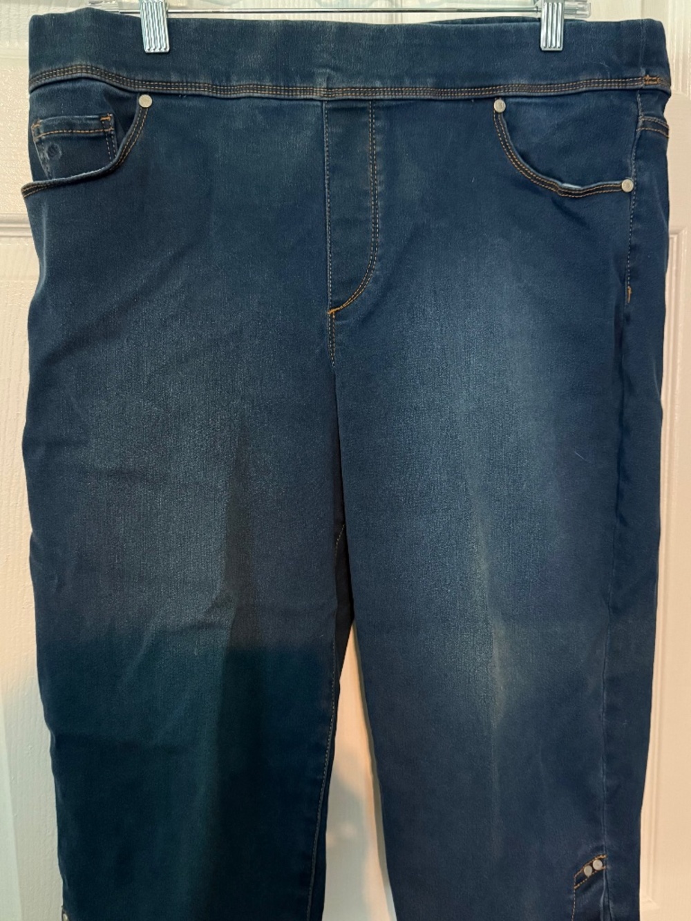 Gloria Vanderbilt slimming pull-up size 16 Capris in Medium Blue